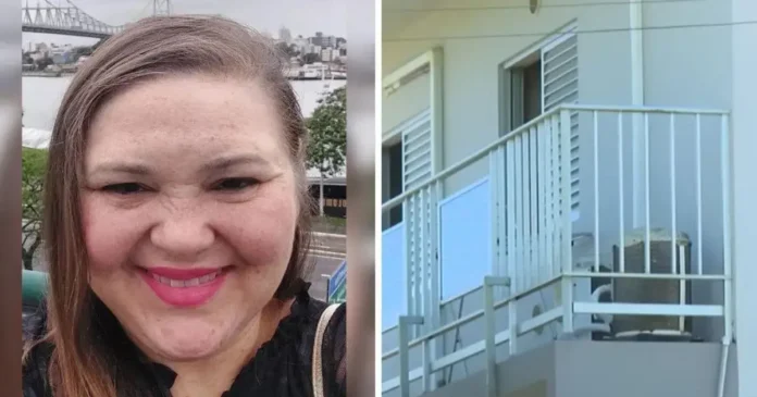 Uma pessoa sorrindo ao lado de uma ponte e um edifício com uma sacada visível.