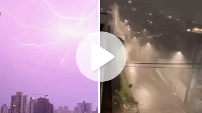 Relâmpagos iluminam o céu durante um forte temporal, com chuva e ruas molhadas visíveis.