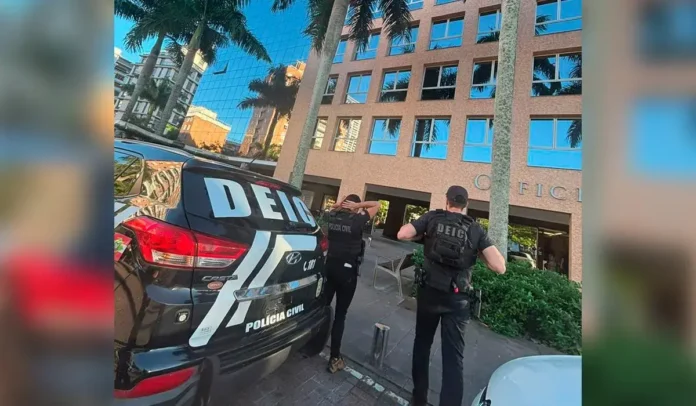 Veículo da Polícia Civil estacionado em frente a um edifício, com agentes em ação.