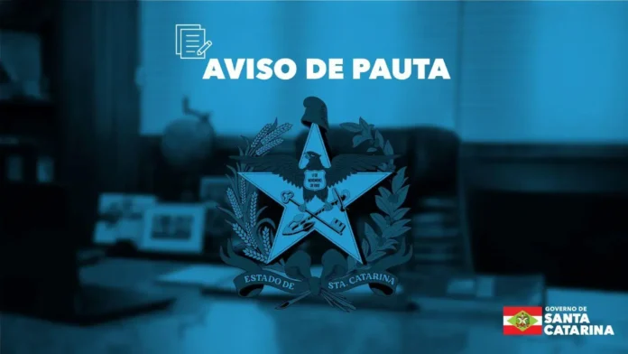 AVISO DE PAUTA com o escudo do Estado de Santa Catarina ao fundo, no ambiente de um escritório.