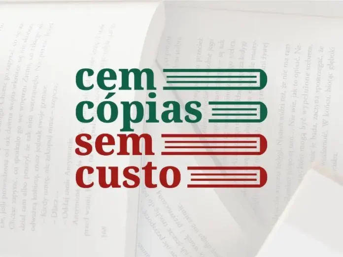 Texto "cem cópias sem custo" em cores verde e vermelho sobre um fundo de páginas de livro.