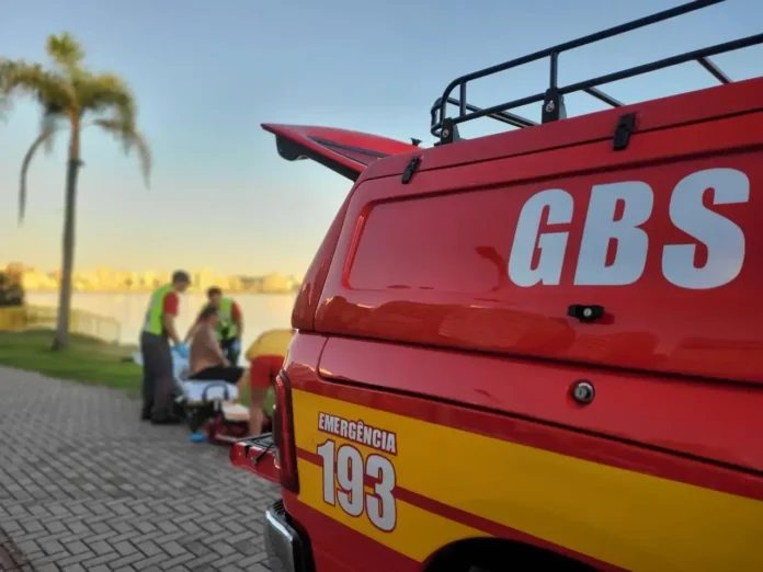 Veículo de emergência com a numeração 193, atendendo uma ocorrência à beira de um lago.