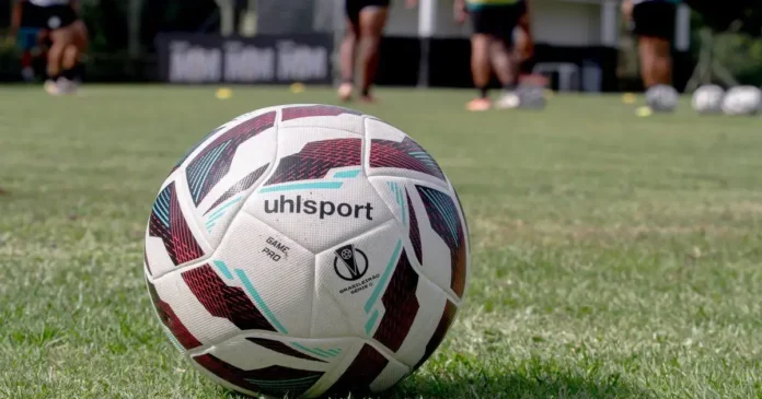 Bola de futebol em campo, com marca e logo da Série C do Campeonato Brasileiro ao fundo.