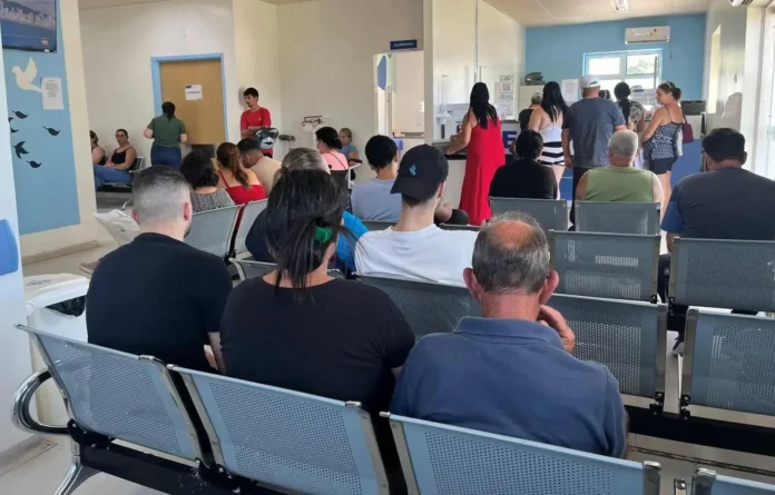 Ambiente interno de um consultório com várias pessoas aguardando atendimento em cadeiras.