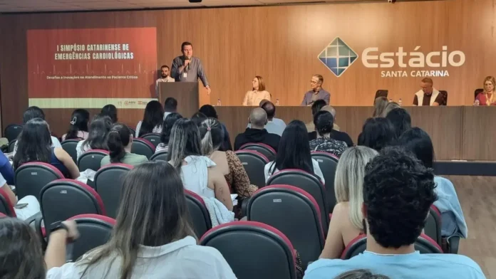 Evento I Simpósio Catarinense de Emergências Cardiológicas, com palestras e plateia atenta.