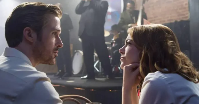 Dois personagens se encaram em um ambiente de bar com música ao fundo, em uma cena romântica.