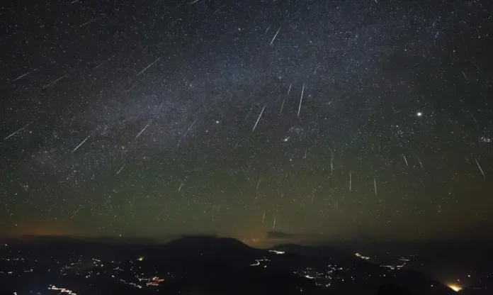 Céu noturno com estrelas e várias trilhas de meteoros visíveis em movimento.