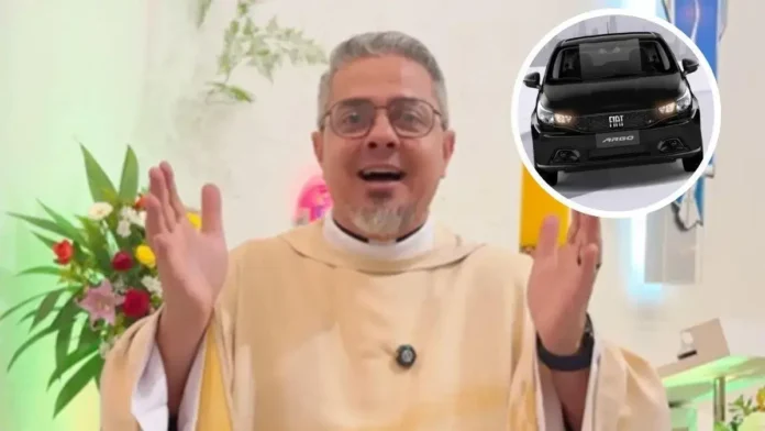 Um homem com vestes religiosas gesticula, enquanto ao lado está a imagem de um carro preto Fiat Argo.