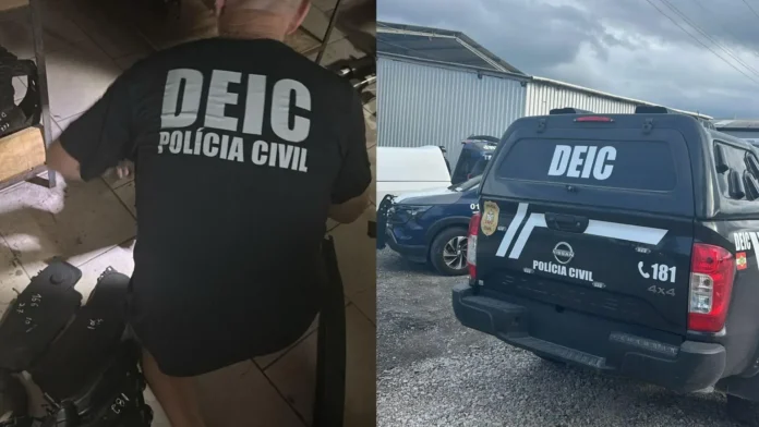 Pessoa com camiseta da DEIC Polícia Civil realizando uma atividade, ao lado de um veículo da polícia.