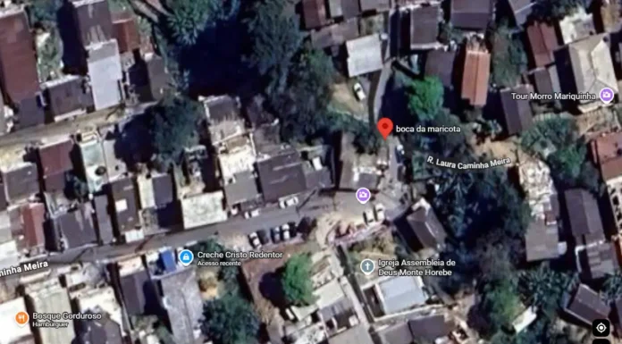 Vista aérea de um bairro com casas e ruas, destacando um ponto marcado como "boca da maricota" e outras referências nas proximidades.