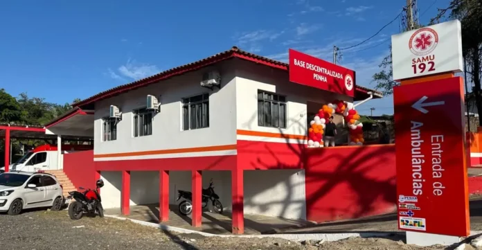 Base descentralizada do SAMU em Penha, com entrada marcada para ambulâncias e decoração de balões.