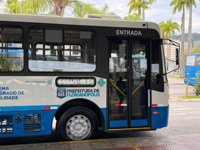 Ônibus com porta de entrada visível, indicando "Entrada" e "Prefeitura de Florianópolis" na lateral.