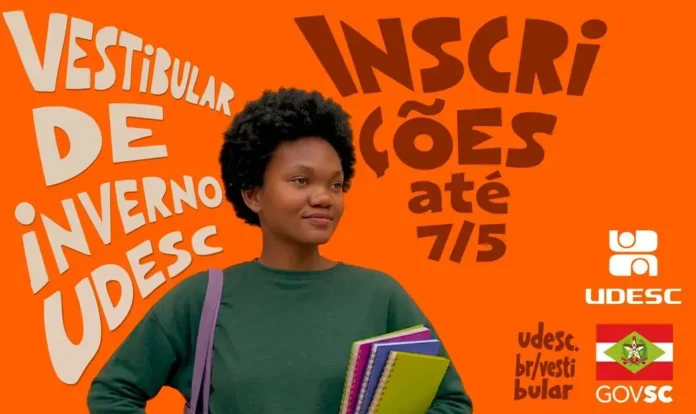 Pessoa com cabelo crespo e roupas verdes segurando livros coloridos com fundo laranja e texto sobre inscrições para vestibular.