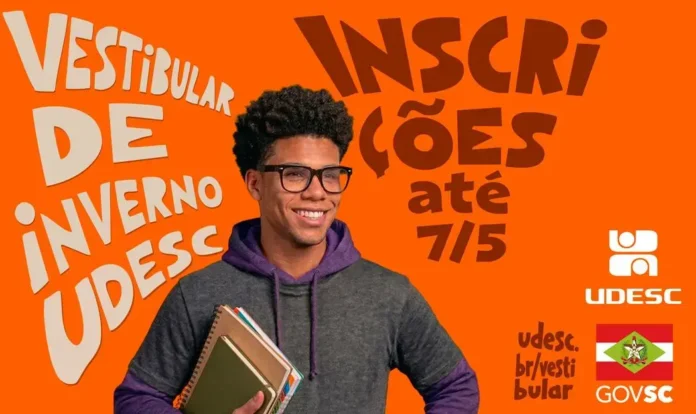 Vestibular de Inverno Udesc com data de inscrições até 7 de maio, com jovem segurando cadernos e sorrindo.