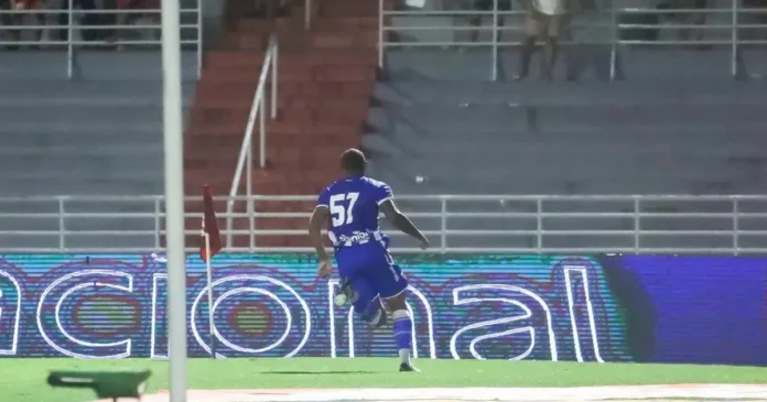 Jogador em uniforme azul com número 57 correndo em direção ao fundo do campo em um estádio.