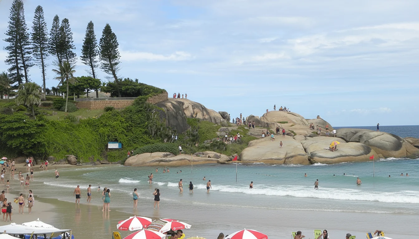 Voluntários trabalham na limpeza da praia de Canasvieiras em ação comunitária