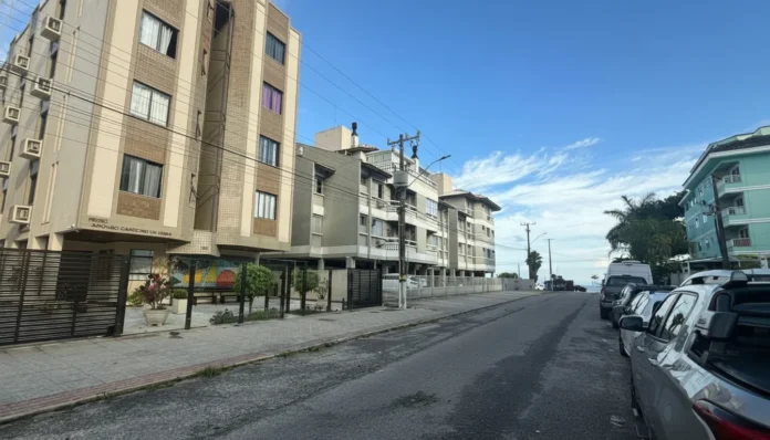 Vista panorâmica da orla de Canasvieiras com proposta de acessos em 2026