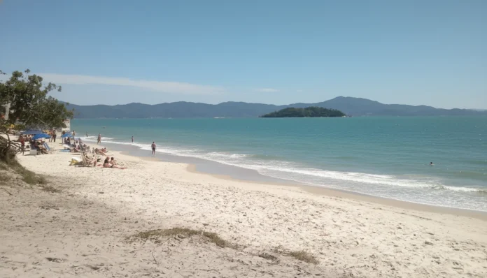 Vista panorâmica de Canasvieiras com destaque para o novo projeto habitacional