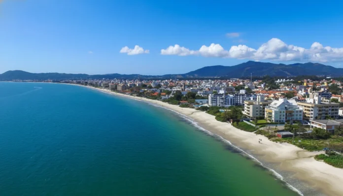 Praia de Canasvieiras limpa durante a operação Praias Limpas em 8 de março