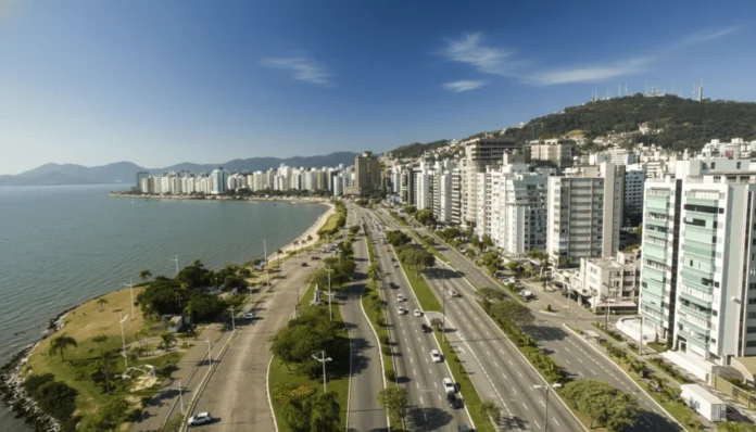 Congestionamento na BR-101 em Floripa, destacando o trânsito intenso na cidade