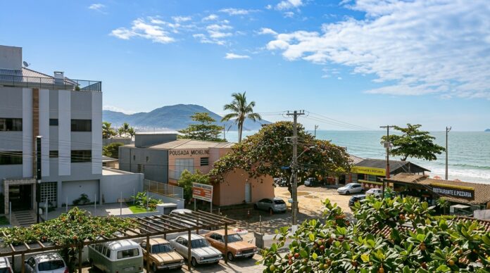Trânsito em Floripa na Ponte Hercílio Luz com sinalização de alterações