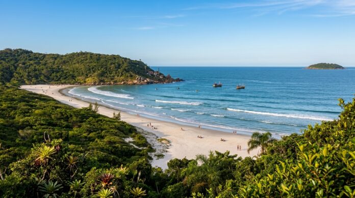 Praia de Florianópolis com ondas grandes e ventos fortes em maio de 2026