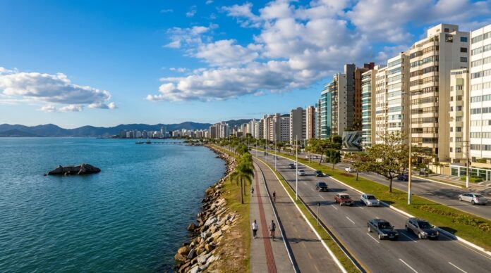 Vista panorâmica do trânsito em Floripa, destacando a pesquisa de mobilidade para 2026