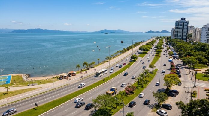 Motociclistas em Floripa discutindo segurança no trânsito durante Maio Amarelo