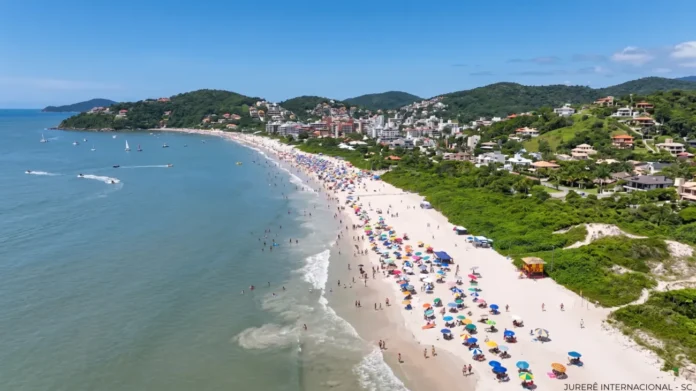 Praia de Jurerê cheia de turistas aproveitando a safra da tainha em maio